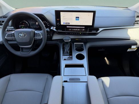 Used 2025 Toyota Sienna XLE FWD image 6