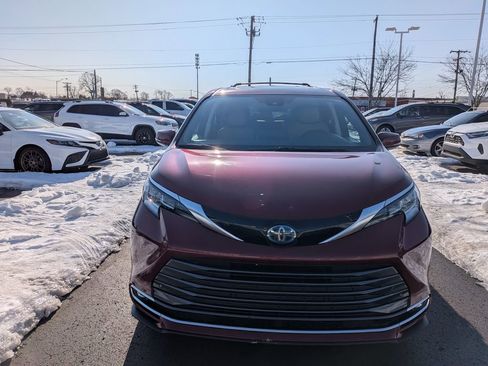 Used 2022 Toyota Sienna Limited image 2