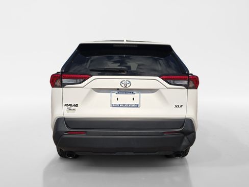 Used 2020 Toyota RAV4 XLE w/ Convenience Package FWD image 4