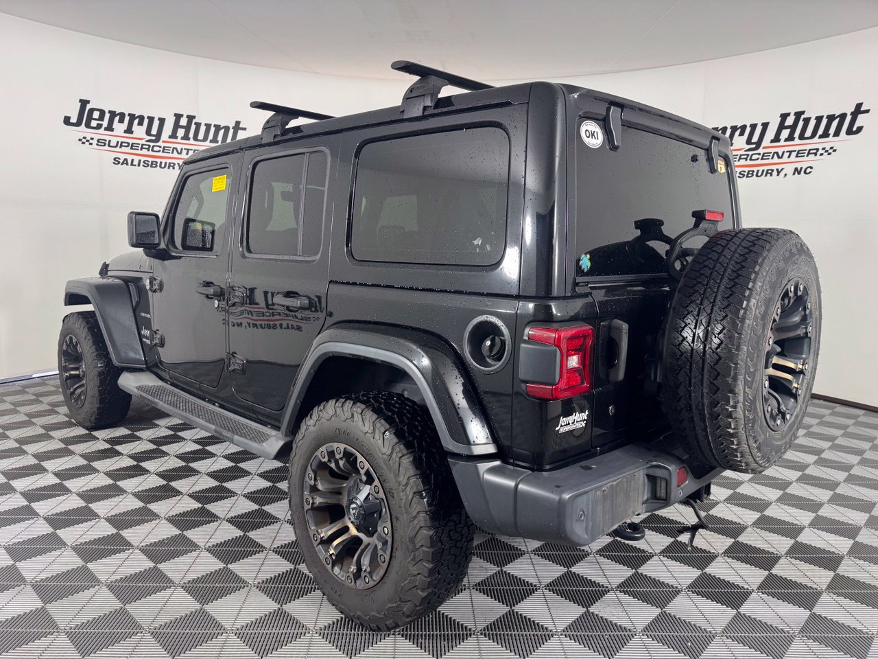 Used 2018 Jeep Wrangler Unlimited Sahara AWD/4WD image 9