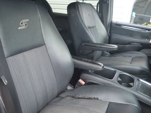 Used 2014 Chrysler Town & Country S FWD image 22