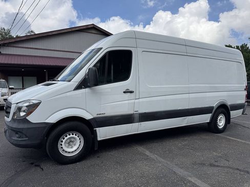 Used 2015 Mercedes-Benz Sprinter 2500 image 2