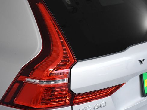 Used 2025 Volvo XC60 B5 Plus image 34