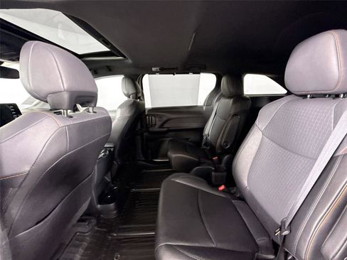 Certified 2023 Toyota Sienna XSE image 33