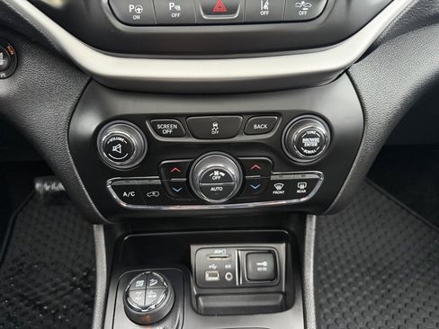 Used 2017 Jeep Cherokee Trailhawk image 25