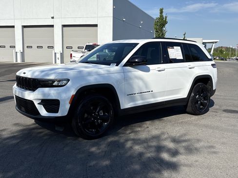 Certified 2024 Jeep Grand Cherokee Altitude RWD image 5