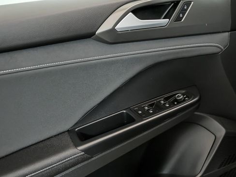 Used 2025 Volkswagen Taos SE image 10