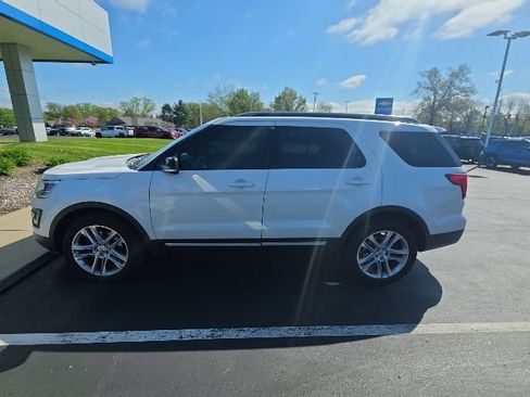 Used 2017 Ford Explorer XLT w/ XLT Technology Feature Bundle AWD/4WD image 4
