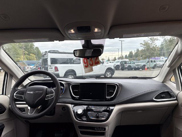 Used 2024 Chrysler Pacifica Limited FWD image 11