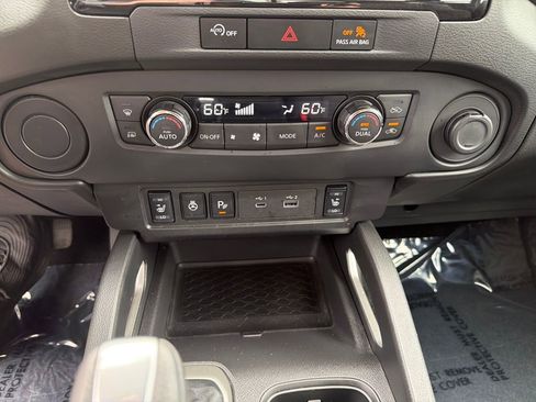 Used 2024 Nissan Frontier SV w/ SV Convenience Package image 28