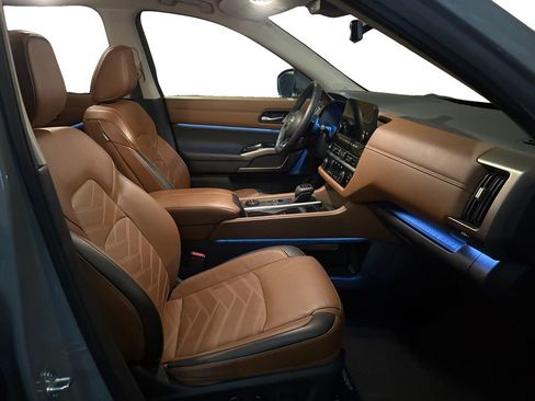 Used 2024 Nissan Pathfinder Platinum w/ Cargo Package image 15