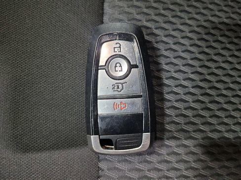 Used 2022 Ford Explorer XLT AWD/4WD image 32