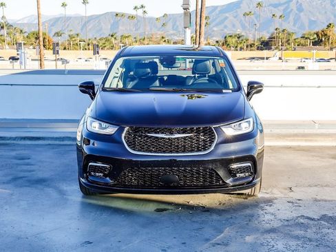 Certified 2024 Chrysler Pacifica Touring-L image 3