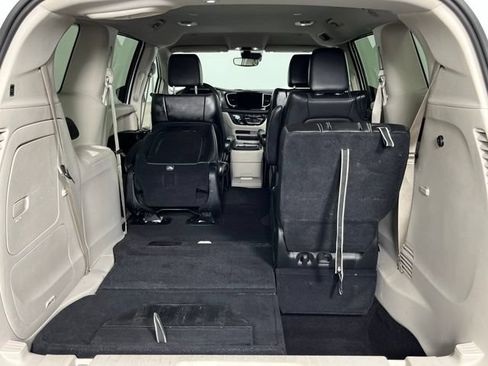 Used 2023 Chrysler Pacifica Touring-L FWD image 26