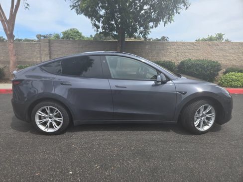 Used 2023 Tesla Model Y 2WD image 9