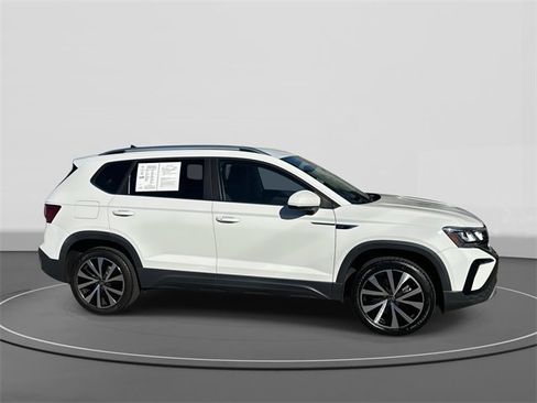 Used 2022 Volkswagen Taos SE image 3