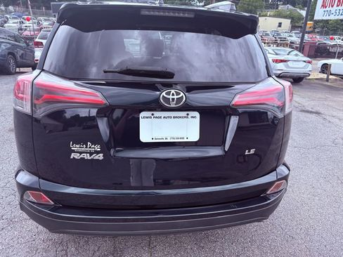 Used 2018 Toyota RAV4 LE FWD image 4
