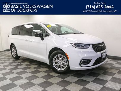 Used 2025 Chrysler Pacifica Select