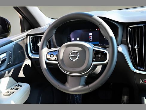 Certified 2025 Volvo V60 B5 Cross Country Ultra AWD/4WD image 17