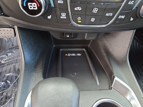 Used 2023 Chevrolet Traverse LT w/ Rear Camera Mirror Package image 34