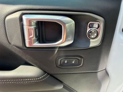 Used 2022 Jeep Wrangler Unlimited Sahara w/ Cold Weather Group AWD/4WD image 18
