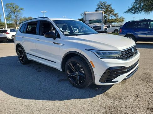 Used 2023 Volkswagen Tiguan SE R-Line image 3