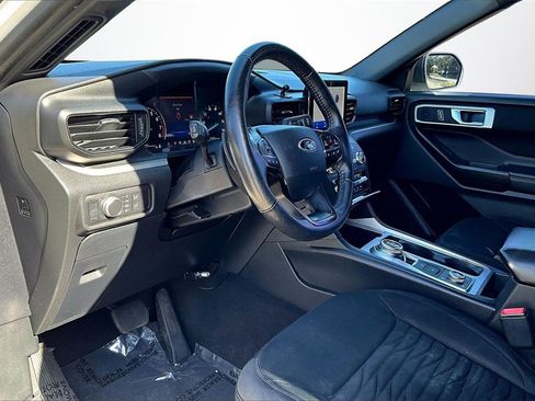 Used 2020 Ford Explorer XLT image 17