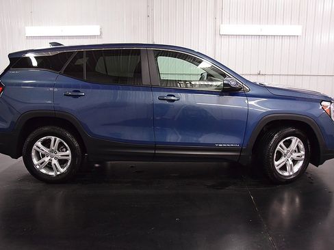 Used 2024 GMC Terrain SLE image 8