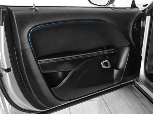 Used 2015 Dodge Challenger SXT image 34