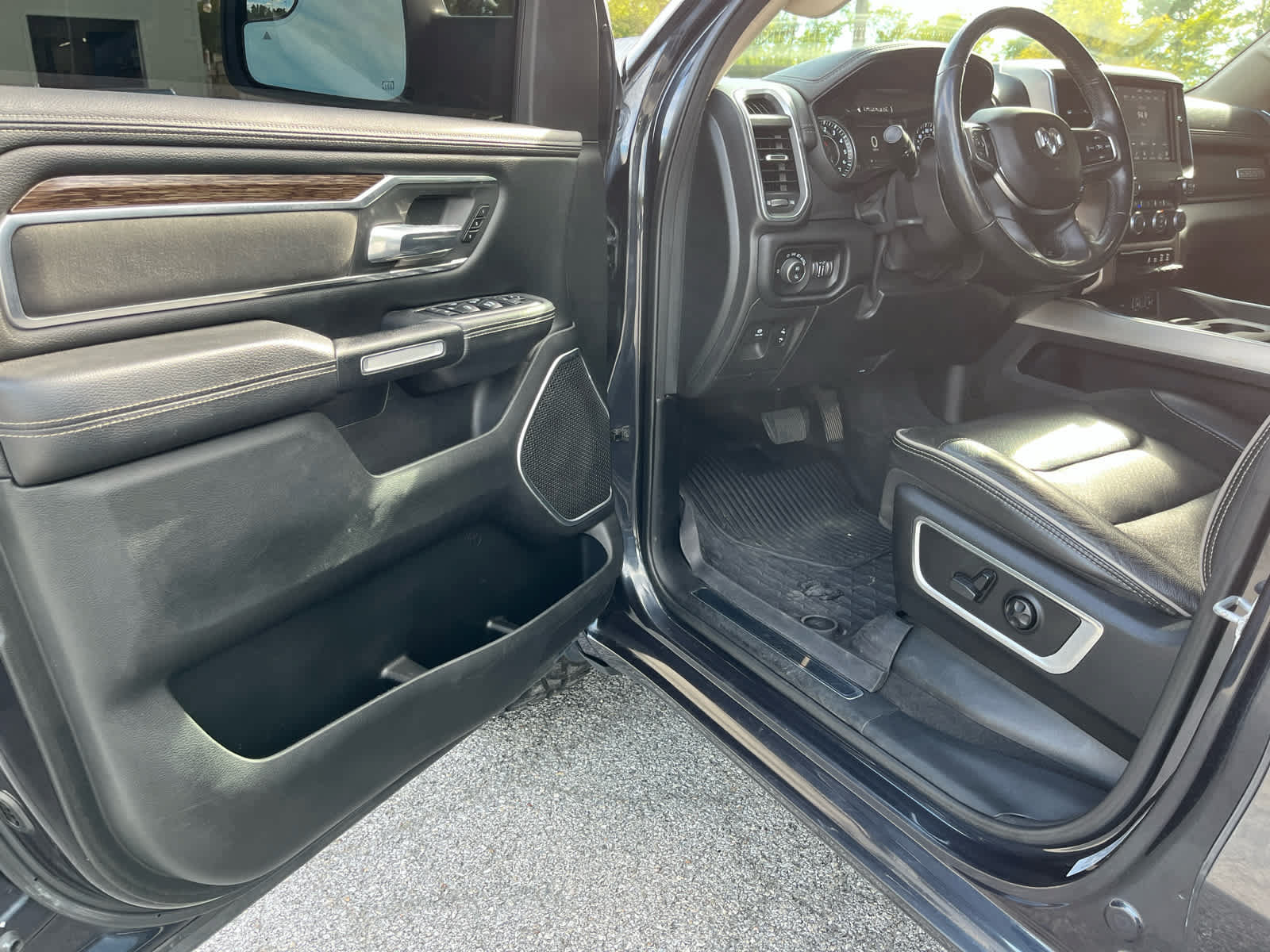 Used 2019 RAM 1500 Laramie AWD/4WD image 9