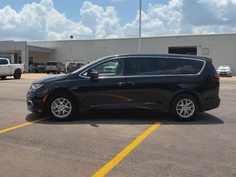Used 2023 Chrysler Pacifica Touring-L FWD image 5