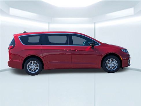 New 2026 Chrysler Pacifica Select image 7