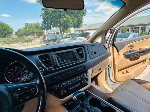 Used 2017 Kia Sedona LX w/ LX Essentials Premium Package FWD image 15