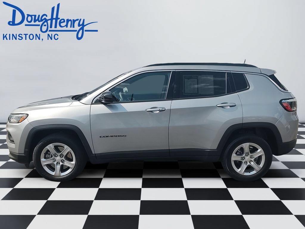 Used 2024 Jeep Compass Latitude AWD/4WD image 2