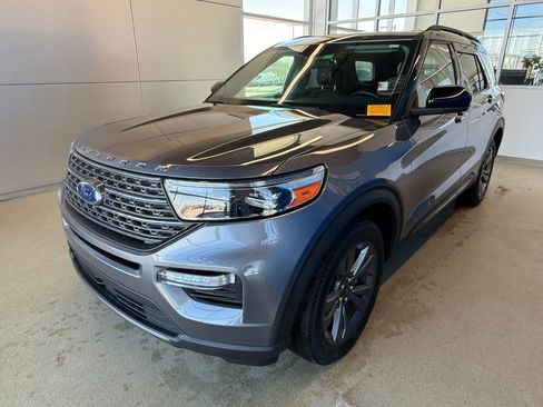 Used 2022 Ford Explorer XLT w/ Equipment Group 202A image 4