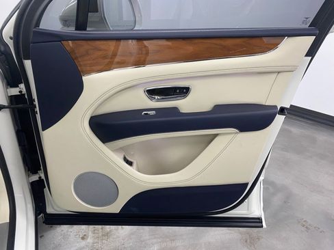 Used 2024 Bentley Bentayga image 46