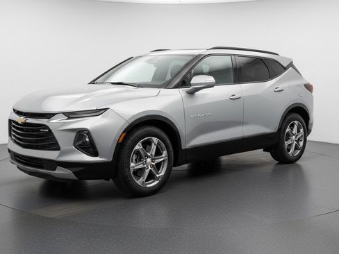 Used 2025 Chevrolet Blazer LT FWD image 3