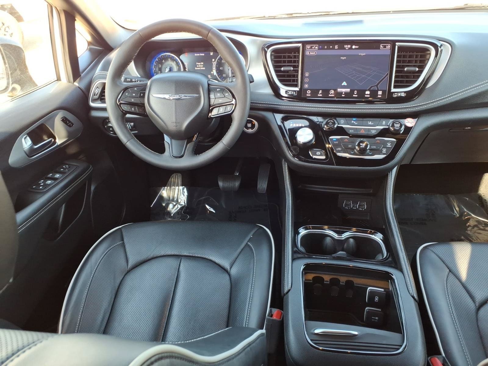Used 2025 Chrysler Pacifica Limited FWD image 4