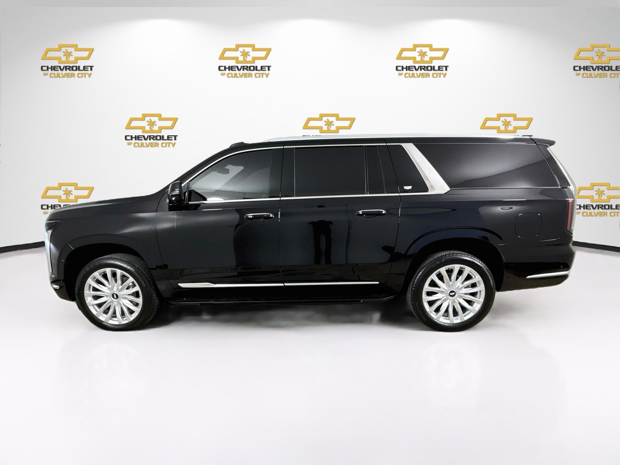 Used 2025 Cadillac Escalade ESV Luxury RWD image 5