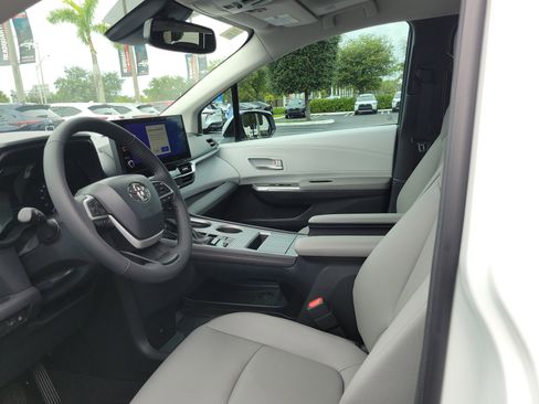 Used 2026 Toyota Sienna XLE FWD image 19