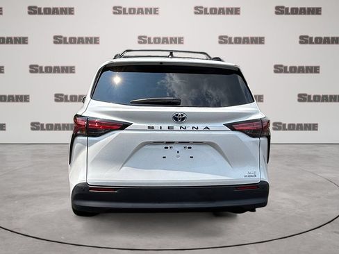 Used 2022 Toyota Sienna XLE w/ XLE Plus Package FWD image 4