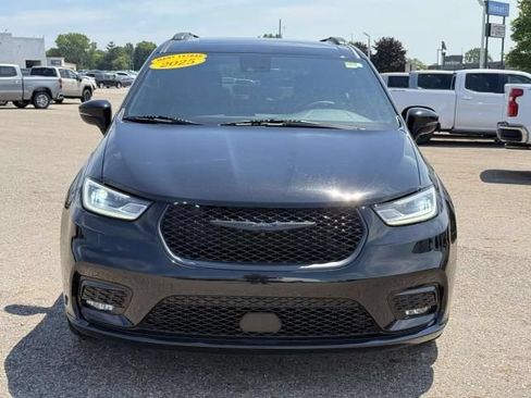 Used 2025 Chrysler Pacifica Limited FWD image 3