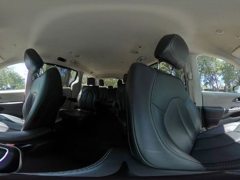 Used 2024 Chrysler Pacifica Touring-L FWD image 45