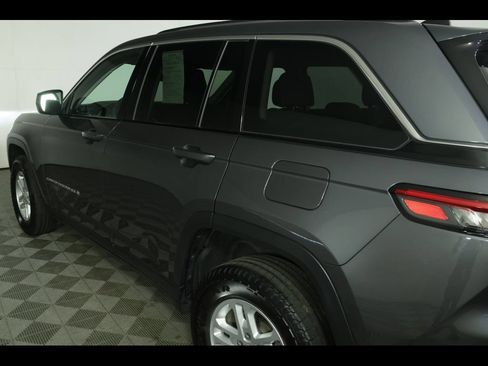 Certified 2022 Jeep Grand Cherokee Laredo w/ Luxury Tech Group I AWD/4WD image 17