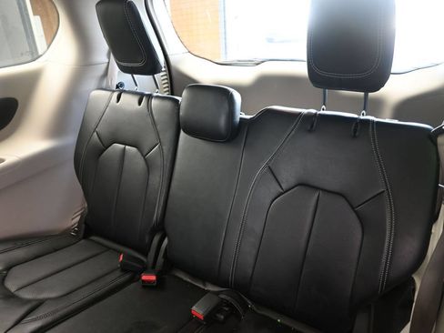 Used 2024 Chrysler Pacifica Touring-L FWD image 17