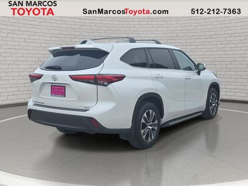 Used 2023 Toyota Highlander XLE FWD image 6