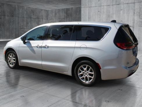 Used 2024 Chrysler Pacifica Touring-L FWD image 3