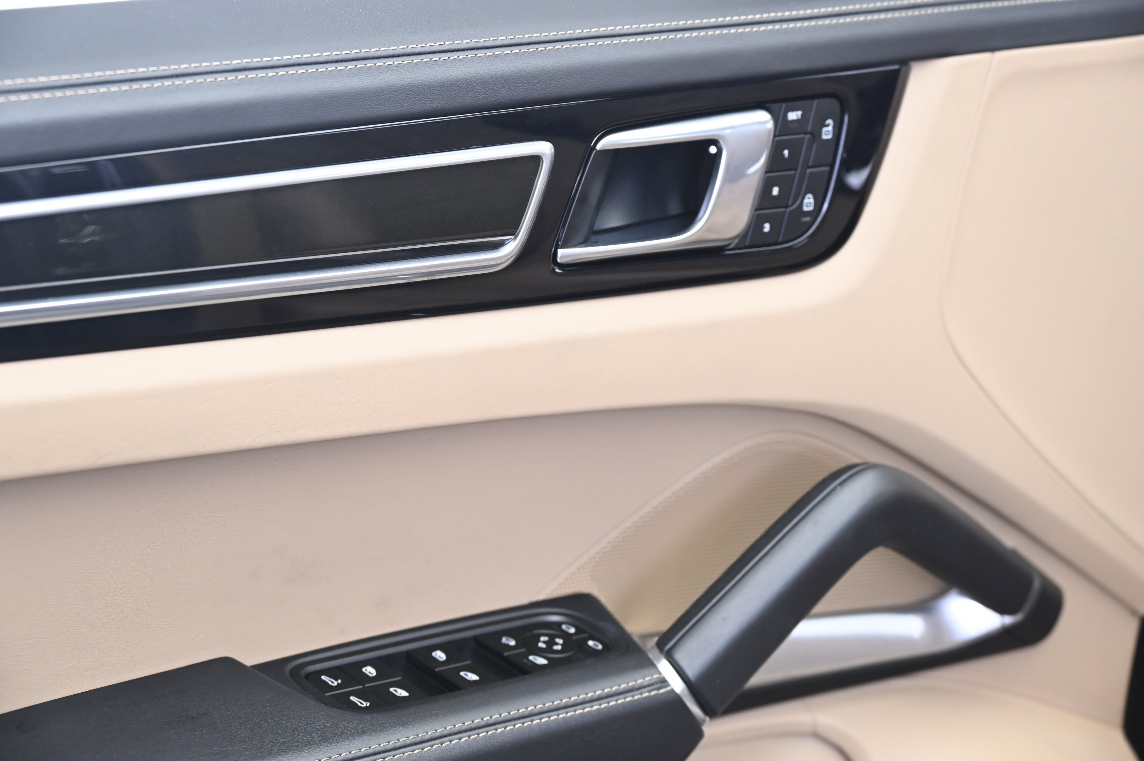 Certified 2023 Porsche Cayenne Turbo AWD/4WD image 27
