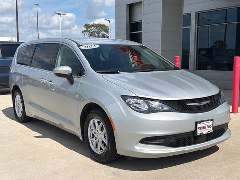 Used 2023 Chrysler Voyager LX FWD image 2