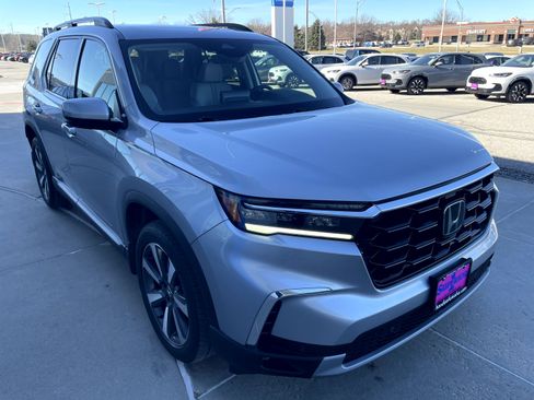 Used 2023 Honda Pilot Touring image 4